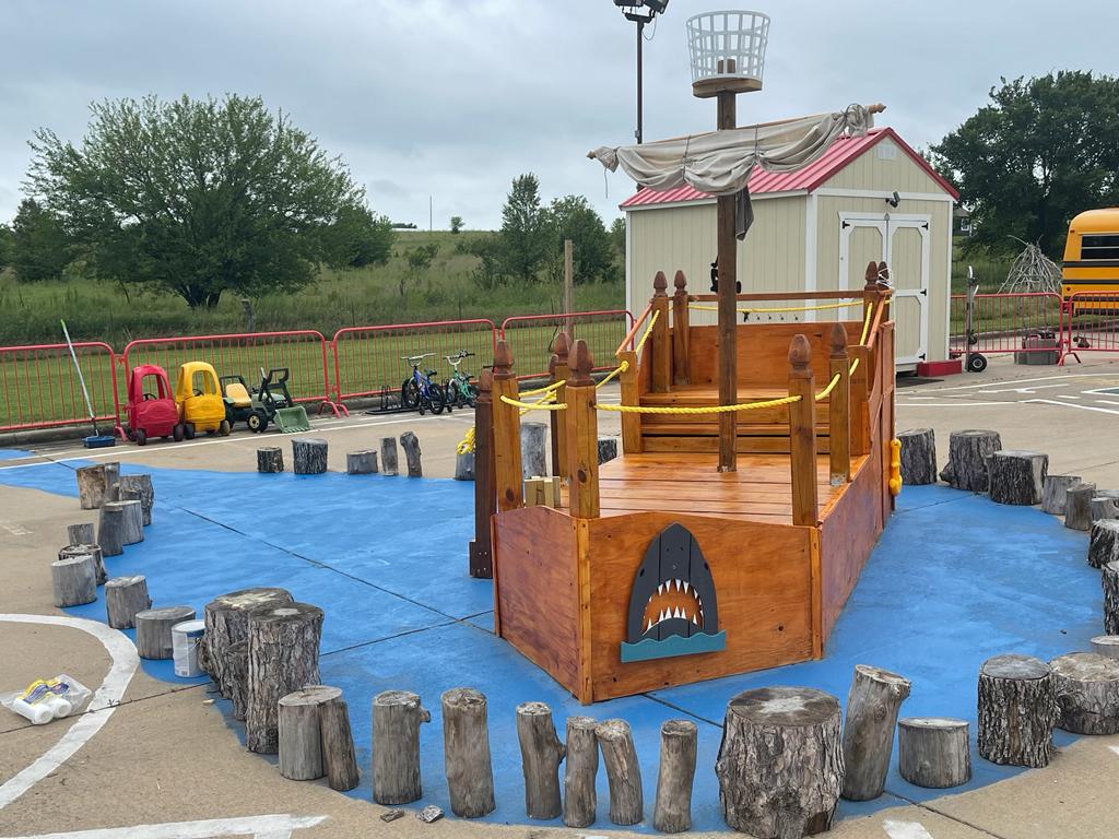 Outdoor pirate ship play structure